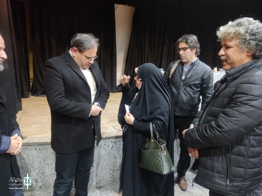 نشست صمیمی مدیر کل هنرهای نمایشی ایران با جمعی از هنرمندان تئاتر آذربایجان‌غربی برگزار شد.
 2
