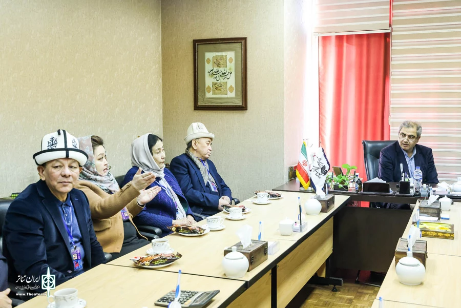 دیدار اتابک نادری با هنرمندان ازبک شرکت کننده در جشنواره عروسکی تهران-مبارک