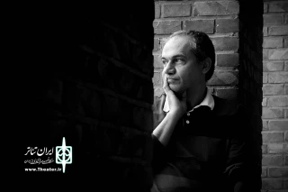 مروری بر زندگیِ تئاتریِ نیما دهقان (بخش نخست)

در چاله‌ای تاریک افتادم و کسانی آن بالا منتظرم بودند