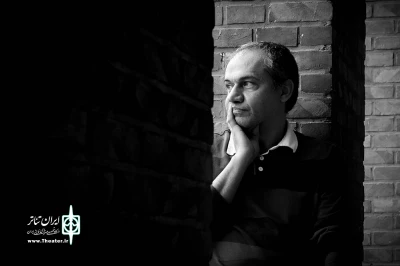 مروری بر زندگیِ تئاتریِ نیما دهقان (بخش نخست)

در چاله‌ای تاریک افتادم و کسانی آن بالا منتظرم بودند