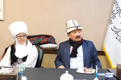 دیدار اتابک نادری و خیرالله تقیانی پور با هنرمندان قرقیزستانی شرکت کننده در جشنواره تئاتر فجر