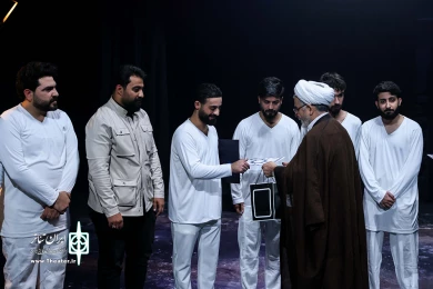 تقدیر از هنرمندان عراقی شرکت کننده در چهل و سومین جشنواره بین المللی تئاتر فجر