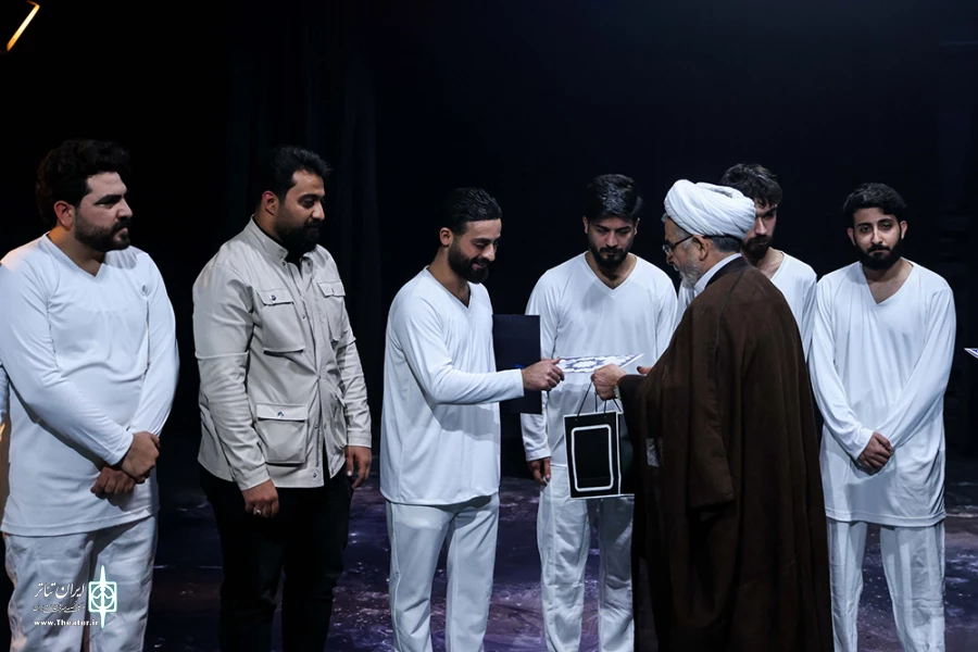 تقدیر از هنرمندان عراقی شرکت کننده در چهل و سومین جشنواره بین المللی تئاتر فجر