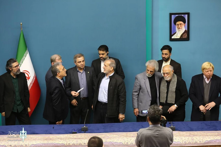 دیدار با اعضای شوراهای سیاست‌گذاری جشنواره‌های فجر با رئیس جمهور
