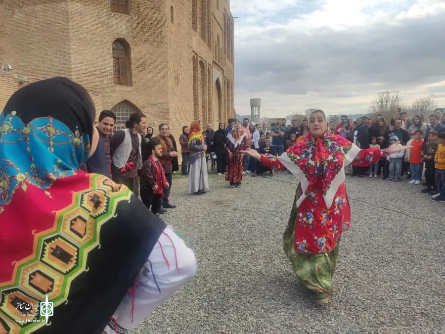 نمایش میدانی «عروس خروس» و «تکم گردانی» در گنبد سلطانیه زنجان اجرا شد 9