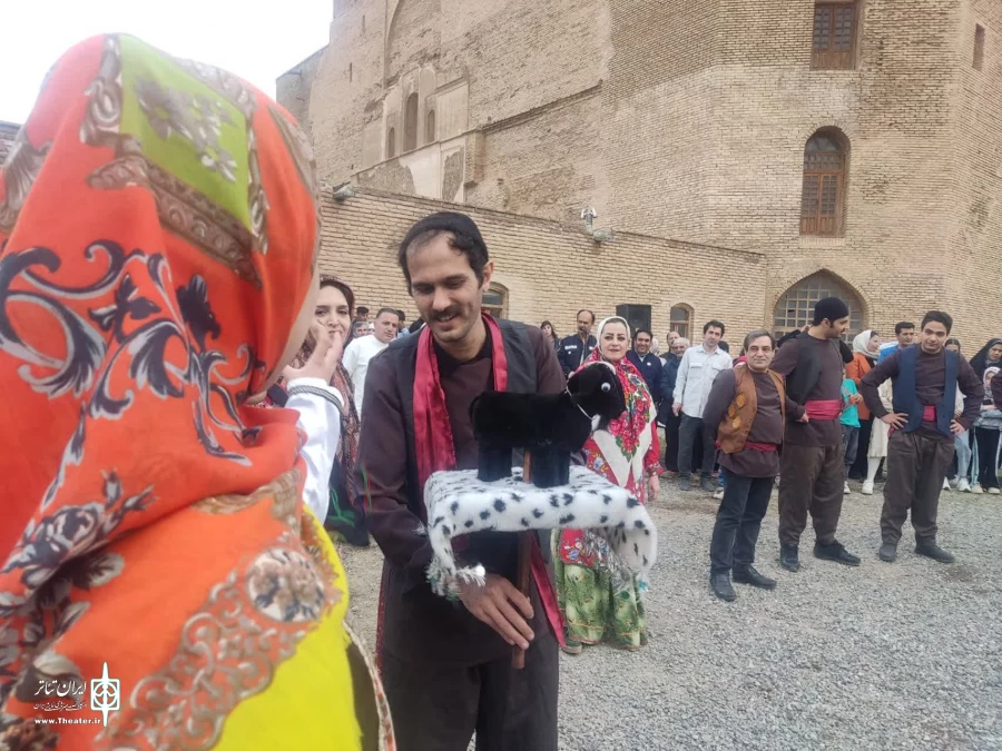 نمایش میدانی «عروس خروس» و «تکم گردانی» در گنبد سلطانیه زنجان اجرا شد 13
