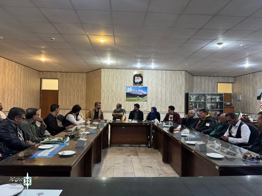 نشست هم‌اندیشی هنرمندان و فعالان تئاتر مرند 2