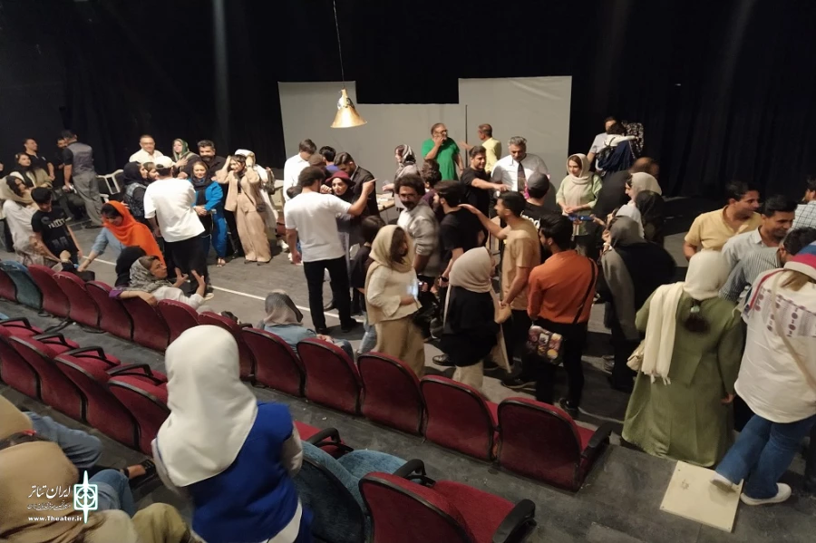 استقبال تماشاگران اجرای نمایش "اختراع هملت" را تمدید کرد 2