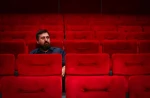 آروند دشت‌آرای «ماهی بلژیکی» را روی صحنه می‌برد 2