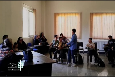 نمایش کمدی «ز گهواره تا گور طلب دانش» در ارومیه روی صحنه رفت