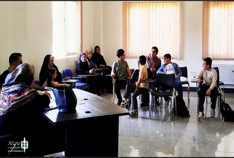 نمایش کمدی «ز گهواره تا گور طلب دانش » در ارومیه به روی صحنه رفت 6