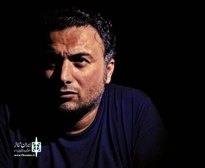 محمد پور جعفری کارگردان نمایش «مو»

هنوز ایستاده‌ایم چون آخرین آینه‌داران این دوران هستیم