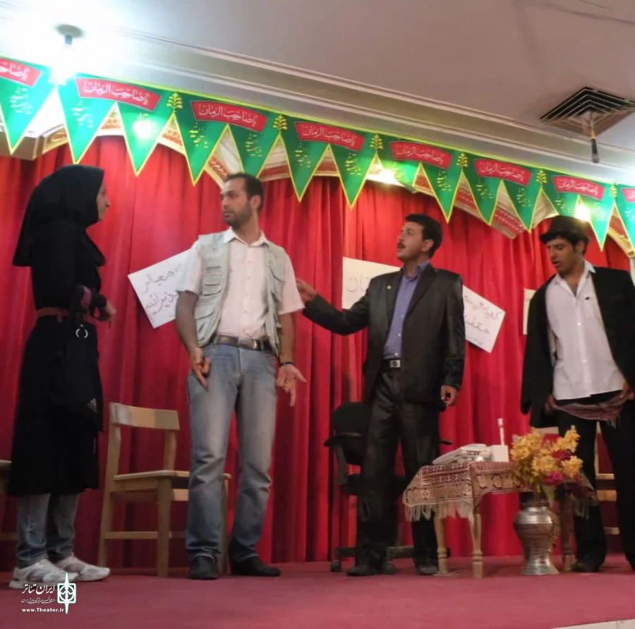 نمایش «امان از بی سوادی» در فلاورجان به روی صحنه رفت. 2