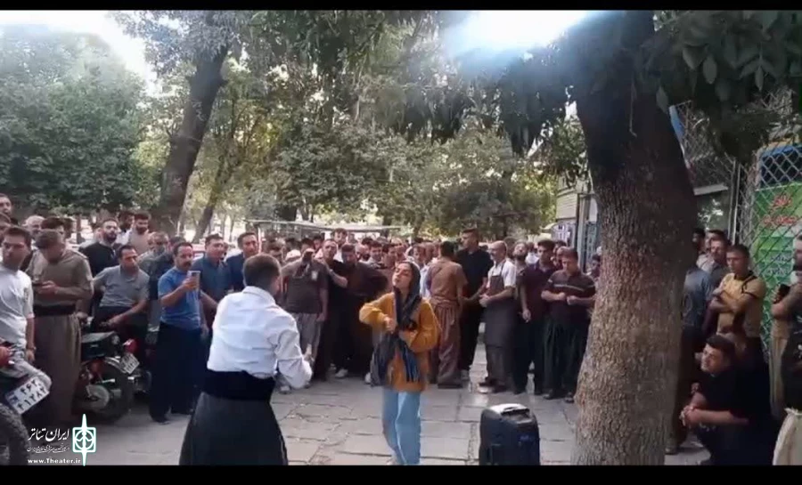 نمایش خیابانی «دڵەخورپەی وڵات» در سطح شهر مریوان  اجرا شد 2