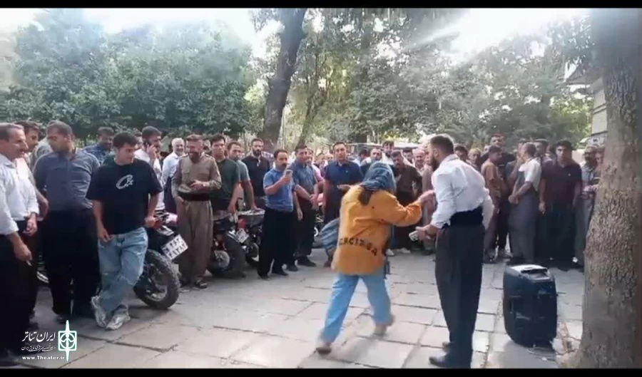 نمایش خیابانی «دڵەخورپەی وڵات» در سطح شهر مریوان  اجرا شد 3