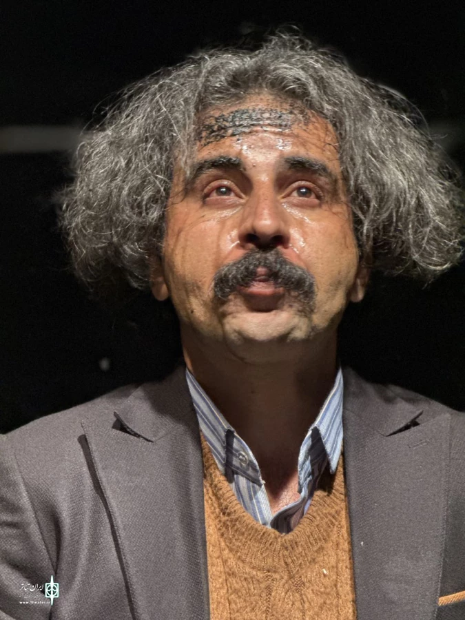 «پابرهنه، لخت، قلبی در مشت» در شیراز به صحنه رفت 2