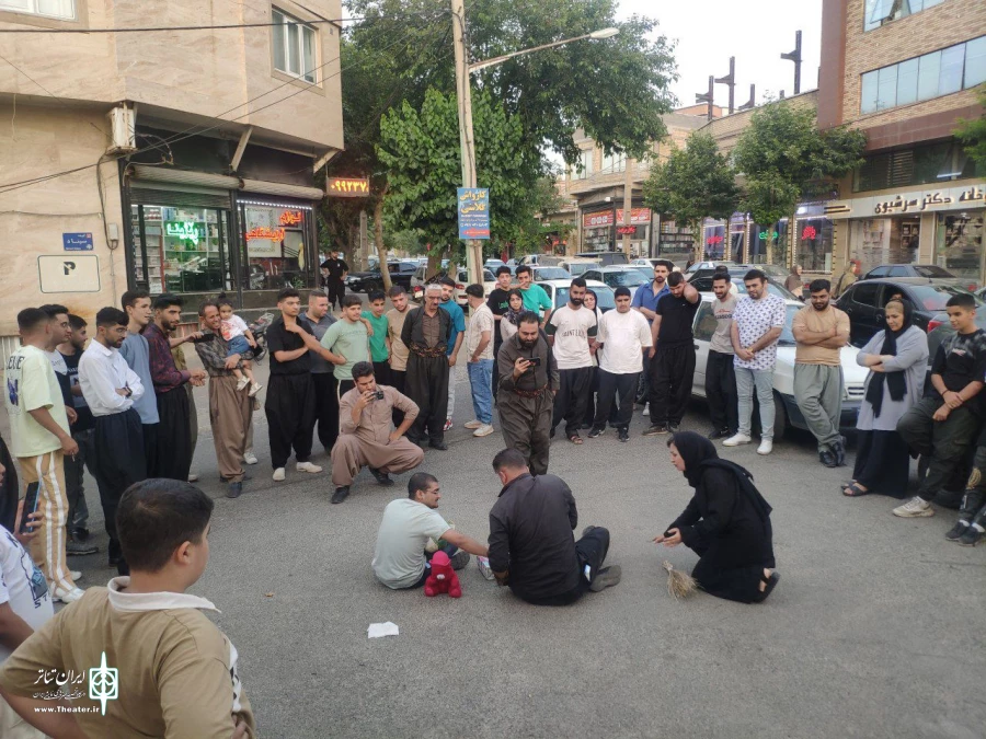 تئاتر خیابانی «باتلاق » در سطح شهر بانه برای عموم مردم به اجرا در آمد . 3