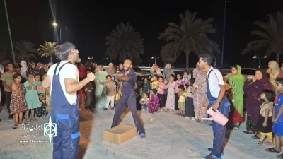 نمایش خیابانی«منحنی برای بقا»در قشم اجرا شد