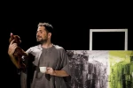 مرد روی کاناپه