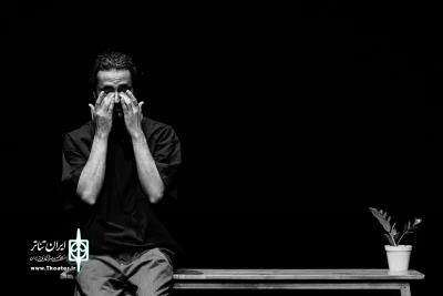 یادداشت زهرا محمدی کارگردان نمایش قاب:

آشکارشدن پیچیدگی روابط  اعضای خانواده با یک قاب عکس