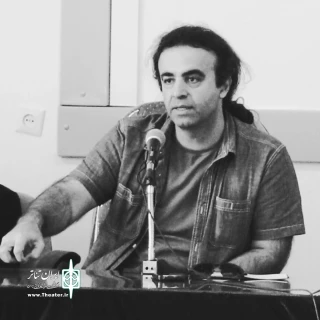امید طاهری:

«هیپوکامپوس» یک کمدی فلسفی است که جهان از مدار خارج شده‌ی انسان امروز را نمایش می‌دهد