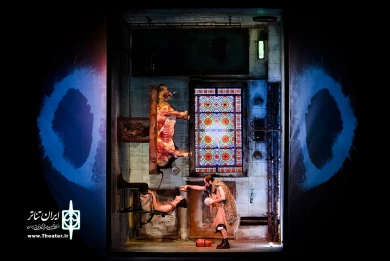 بر زمین می‌زَنَدَش