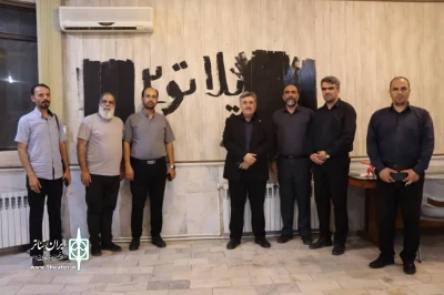 یک مدیر، اتاق کار خود را به پلاتوی تئاتر تبدیل کرد